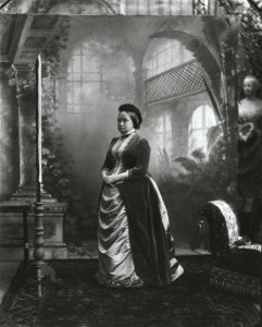 Großherzogin Sophie vor einem Atelier Prospekt, 1892
