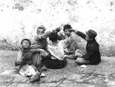 Fratelli Alinari - Il giuoco della morra - Street children playing morra in Naples, Italy in 1890s