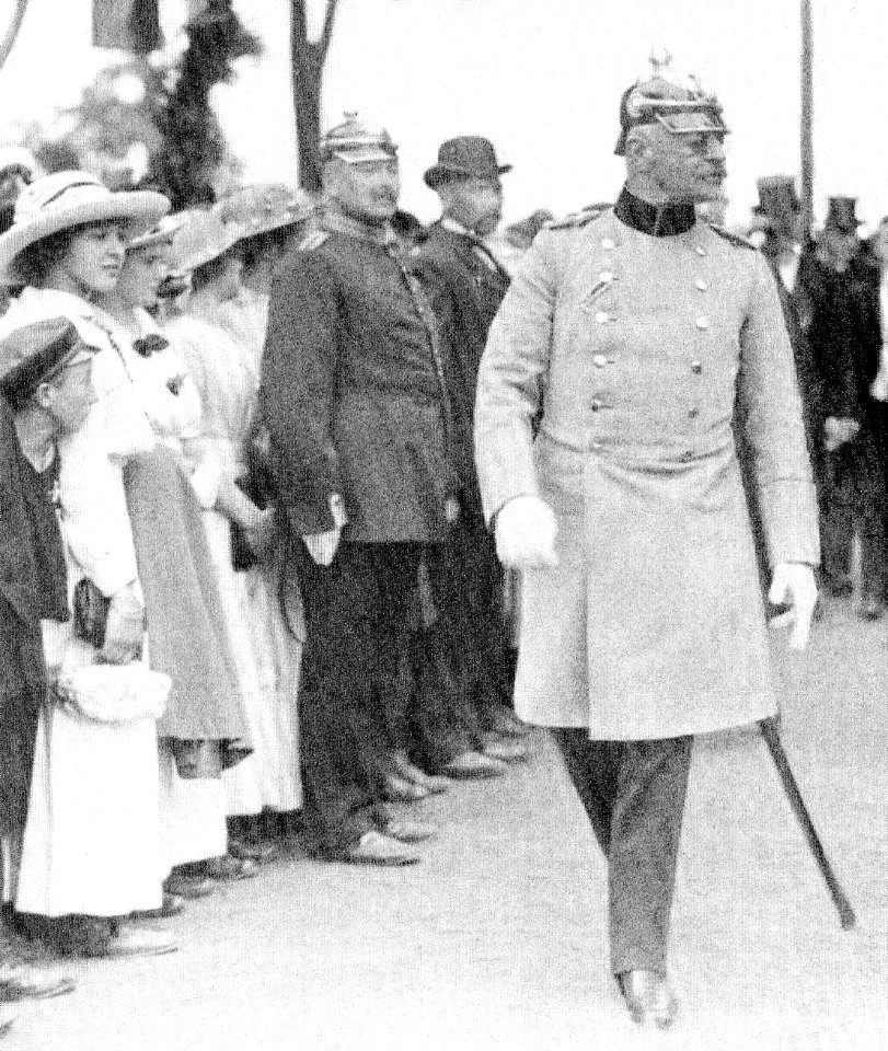 Großherzoglich Oldenburgischer Gendarm im Dienstanzug (Bildmitte). Rechts im Bild Großherzog Friedrich August. Aufnahme vom 21. Mai 1914 Rodenkirchen, Amt Brake, heute Landkreis Wesermarsch