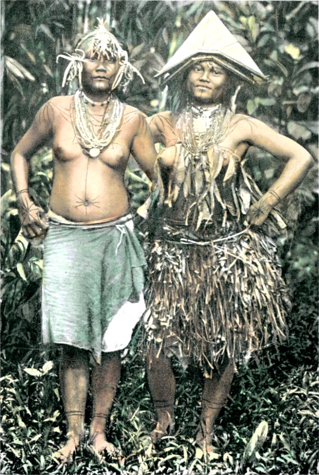 Frauen aus dem Dorfe Katorai auf der Insel Sibiru (Mentaweigruppe)