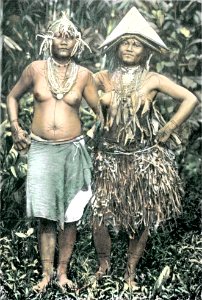 Frauen aus dem Dorfe Katorai auf der Insel Sibiru (Mentaweigruppe)