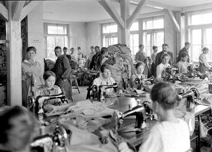 Frauen in der Armeeschneiderwerkstatt an der Arbeit - CH-BAR - 3241362