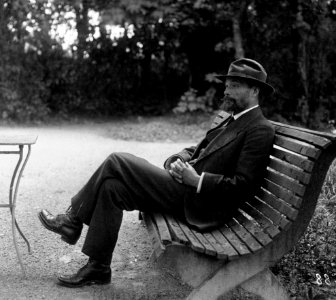 François de Curel - (photographie de presse)
