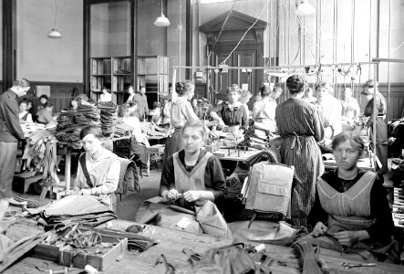 Frauen bei der Arbeit in einer improvisierten Uniformschneiderei - CH-BAR - 3241193
