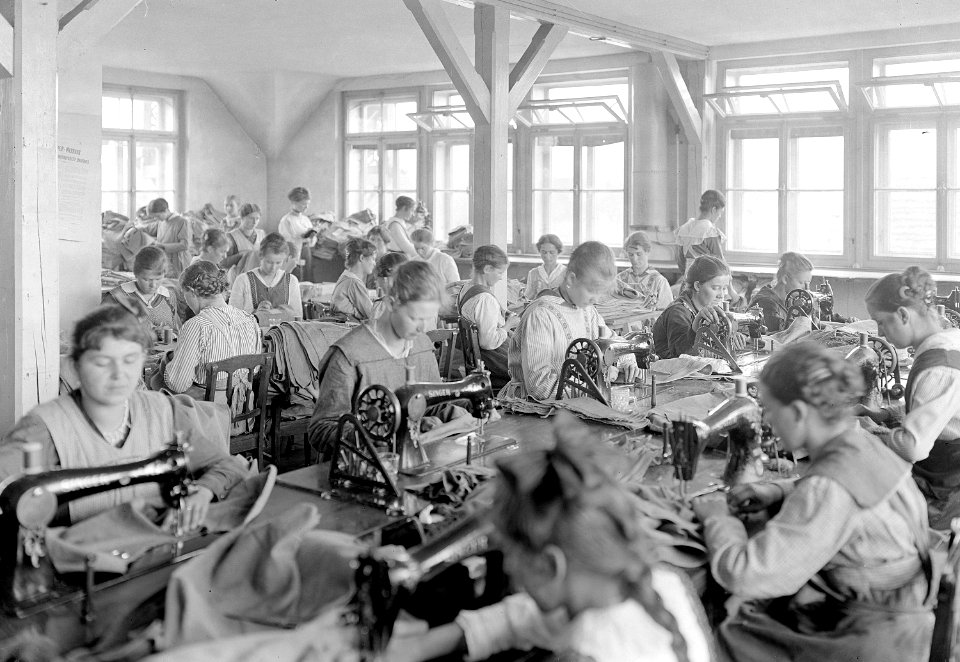 Frauen in der Armeeschneiderwerkstatt an der Arbeit - CH-BAR - 3241359