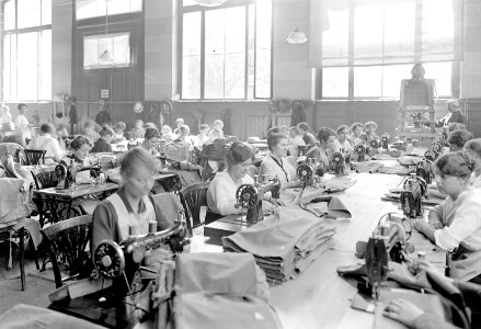 Frauen bei der Arbeit in einer improvisierten Uniformschneiderei - CH-BAR - 3241191