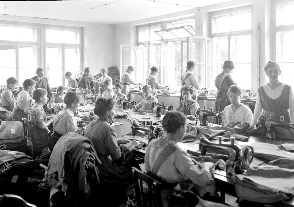 Frauen in der Armeeschneiderwerkstatt an der Arbeit - CH-BAR - 3241361