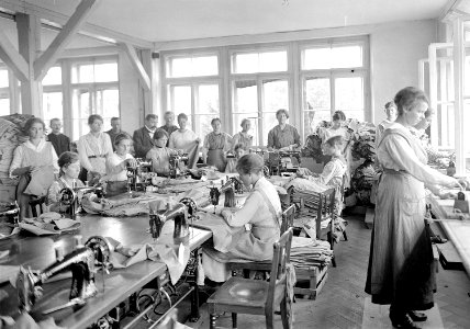 Frauen in der Armeeschneiderwerkstatt an der Arbeit - CH-BAR - 3241363