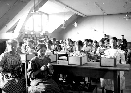 Frauen bei der Herstellung von Polsterungen für den Stahlhelm - CH-BAR - 3241277