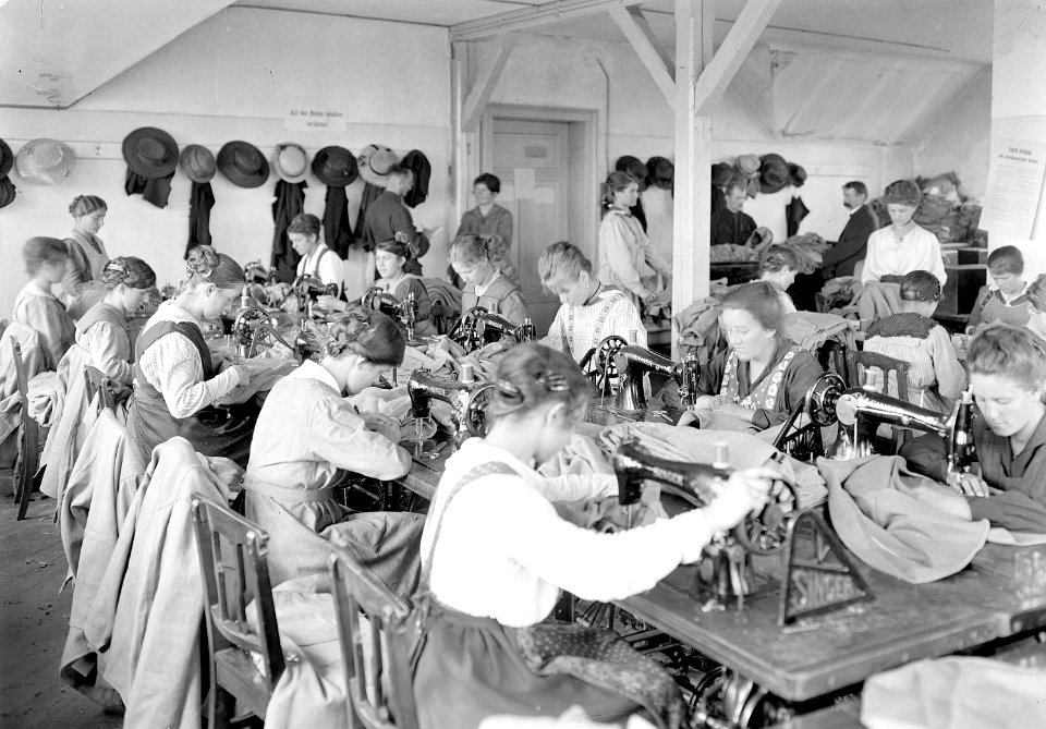 Frauen in der Armeeschneiderwerkstatt an der Arbeit - CH-BAR - 3241360