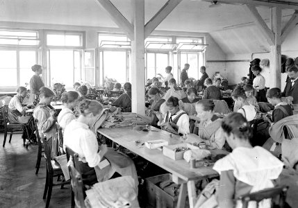 Frauen in der Armeeschneiderwerkstatt bei der Arbeit - CH-BAR - 3241358