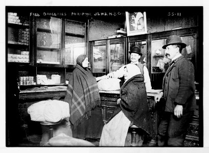 Free groceries for poor Jews, N.Y.C. LCCN2014680271