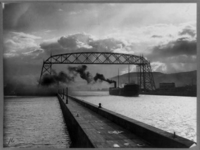 Freighter under transporter bridge, Duluth, Minnesota LCCN89711644