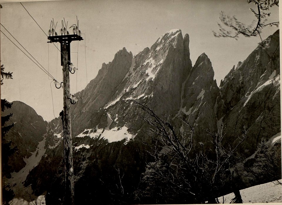 Freileitungs Mast mit Strecjenschalter und Freileitungs End-verschluss 5000 Volt am Prasnik. (Schwlbenboden).Aufgenommen am 22. Mai 1916. (BildID 15476119)