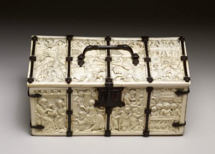 French - Casket with Scenes of Romances - Walters 71264 - Top Front