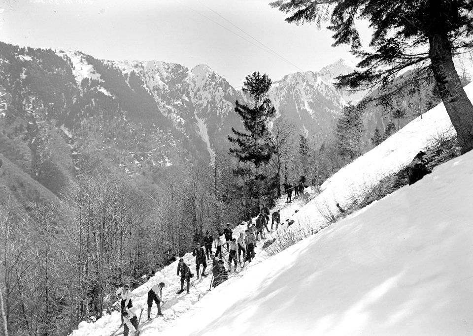 Freilegen der Strasse vom Schnee - CH-BAR - 3239527