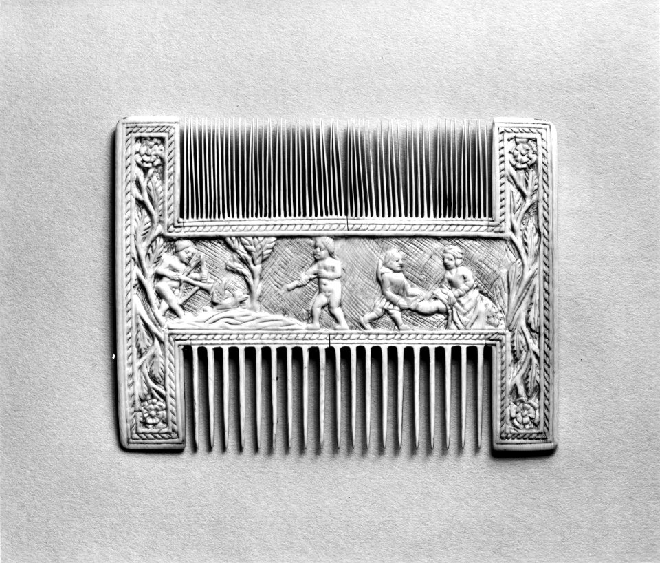 French - Comb with Secular Scenes - Walters 71266 - Reverse