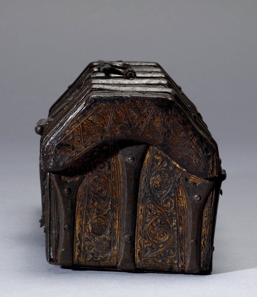 French - Casket with Scenes from Romances - Walters 7314 - Left Side