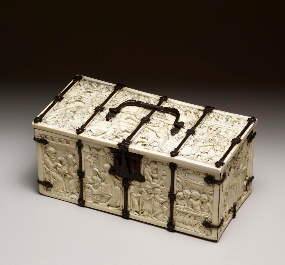 French - Casket with Scenes of Romances - Walters 71264 - Three Quarter Top
