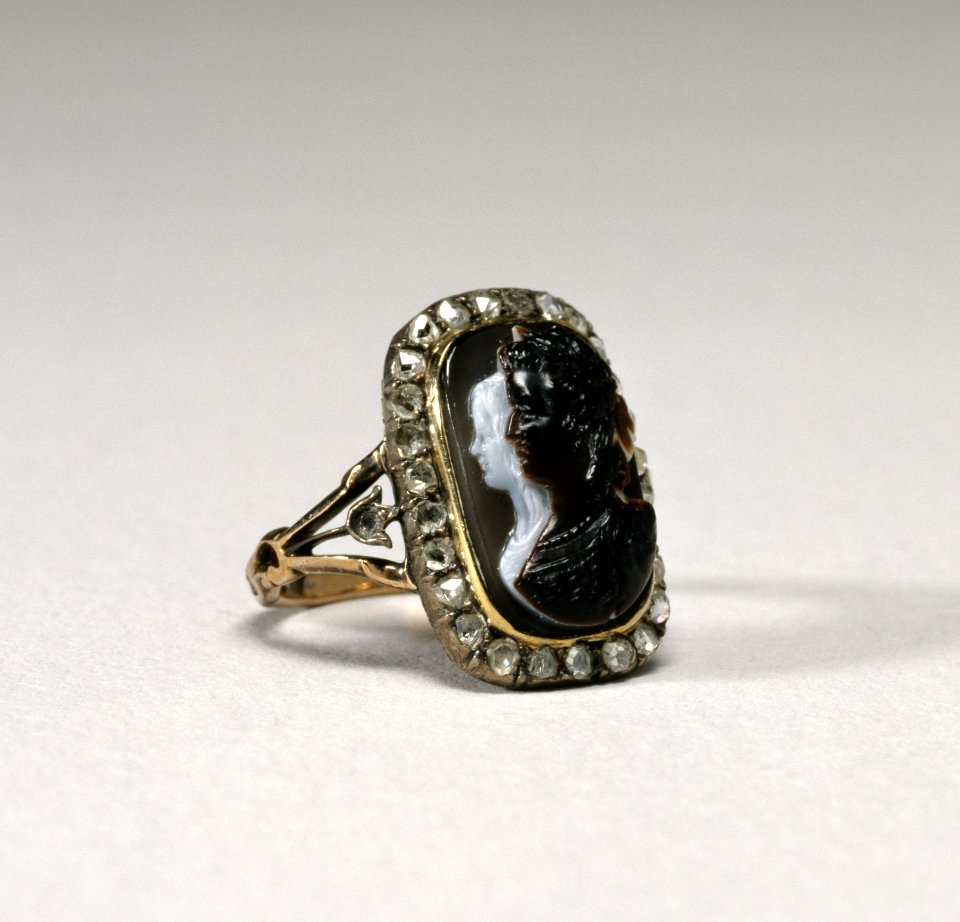 French - Cameo Ring with Marie Antoinette and the Dauphin - Walters 571787 - View A