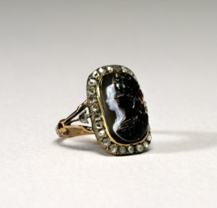 French - Cameo Ring with Marie Antoinette and the Dauphin - Walters 571787 - View A