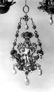 French - Pendant with Adam Holding the Apple - Walters 44433 - Front Group