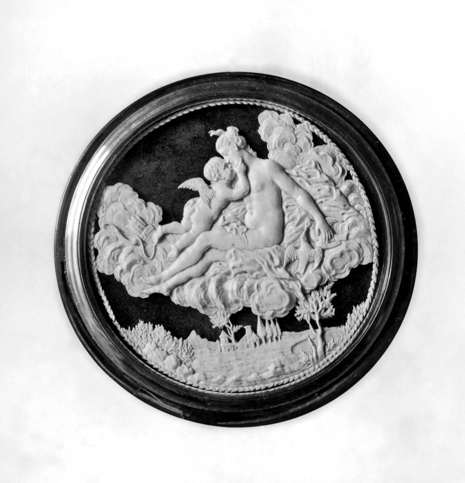 French - Circular Box with Venus and Cupid - Walters 57118