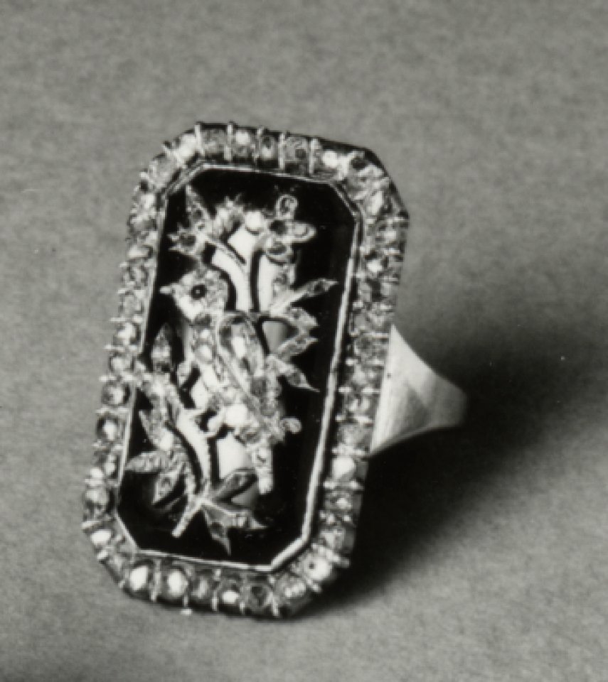 French - Finger Ring - Walters 571790 - Three Quarter