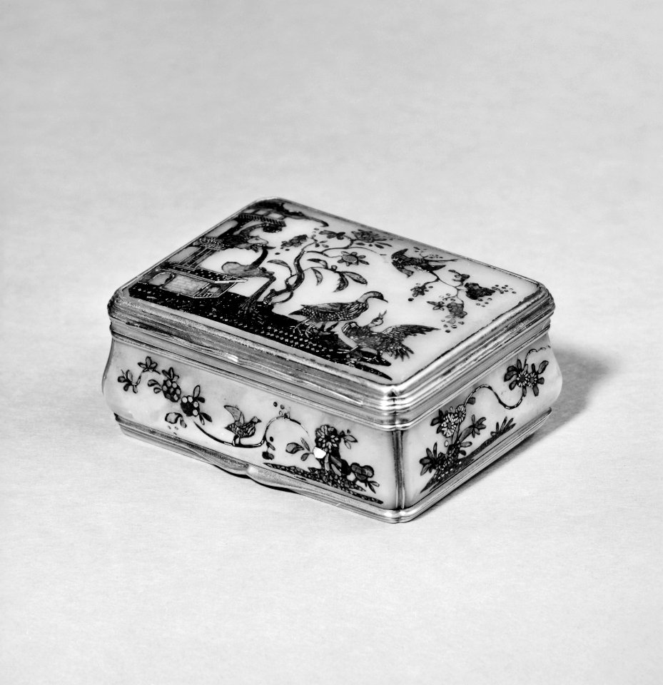 French - Snuffbox with Chinoiserie Motifs - Walters 57157