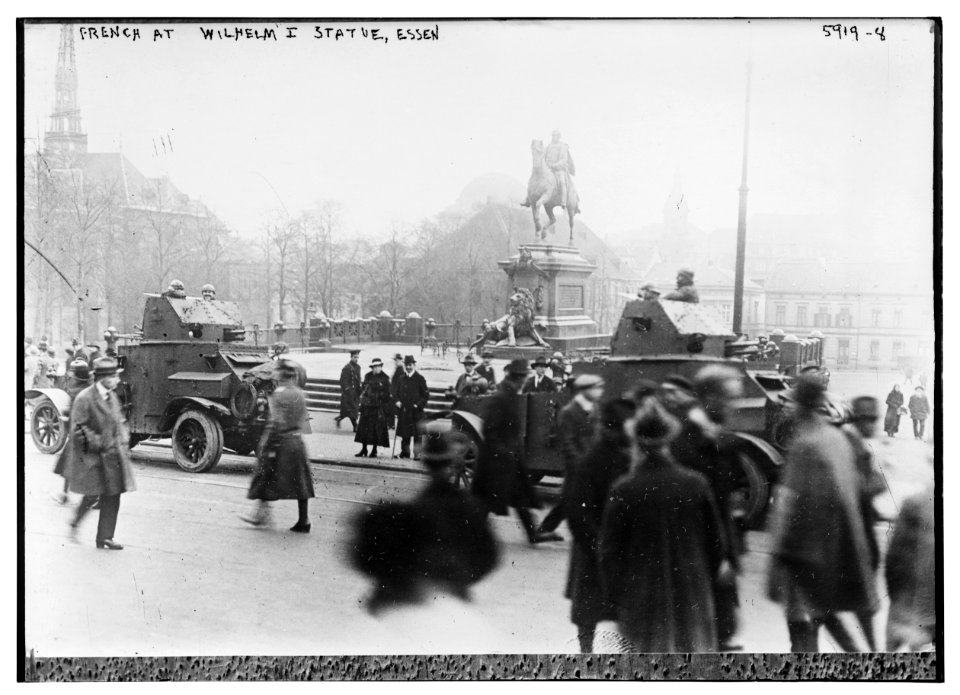 French at Wilhelm I statue, Essen LCCN2014715610