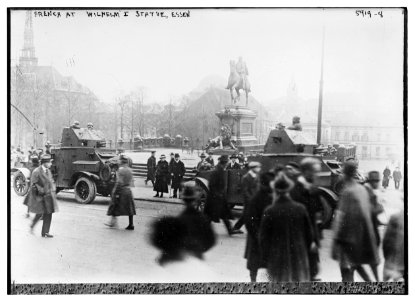 French at Wilhelm I statue, Essen LCCN2014715610