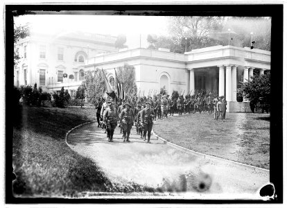 French Blue Devils at White House, (Washington, D.C.), May 12, 1915 LCCN2016850953