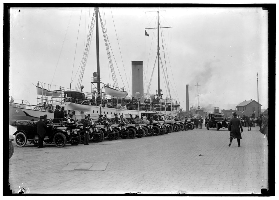 FRENCH COMMISSION TO U.S. ARRIVING AT NAVY YARD ON 'MAYFLOWER' LCCN2016867655