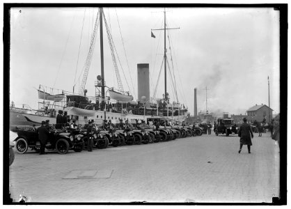 FRENCH COMMISSION TO U.S. ARRIVING AT NAVY YARD ON 'MAYFLOWER' LCCN2016867655