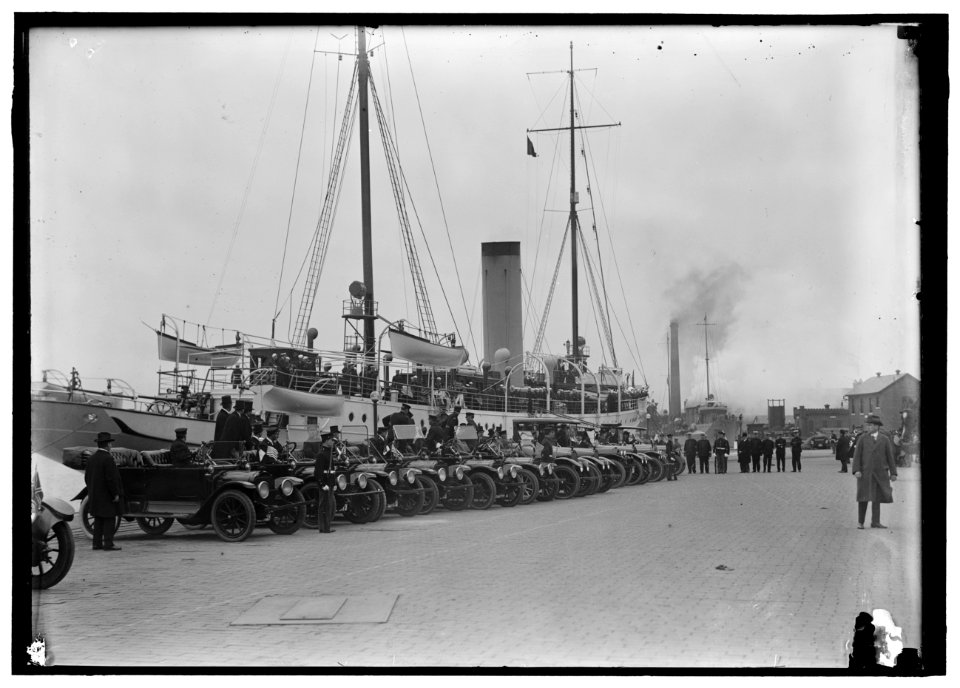 FRENCH COMMISSION TO U.S. ARRIVING AT NAVY YARD ON 'MAYFLOWER' LCCN2016867657