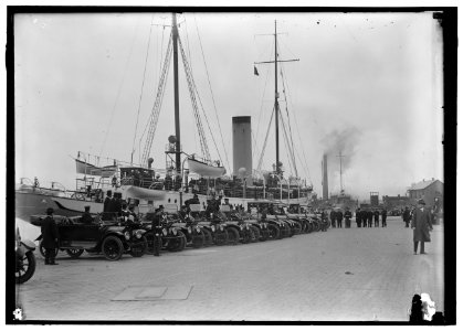 FRENCH COMMISSION TO U.S. ARRIVING AT NAVY YARD ON 'MAYFLOWER' LCCN2016867657