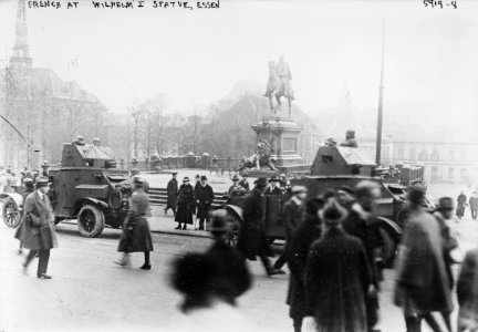 French at Wilhelm I statue, Essen LCCN2014715610