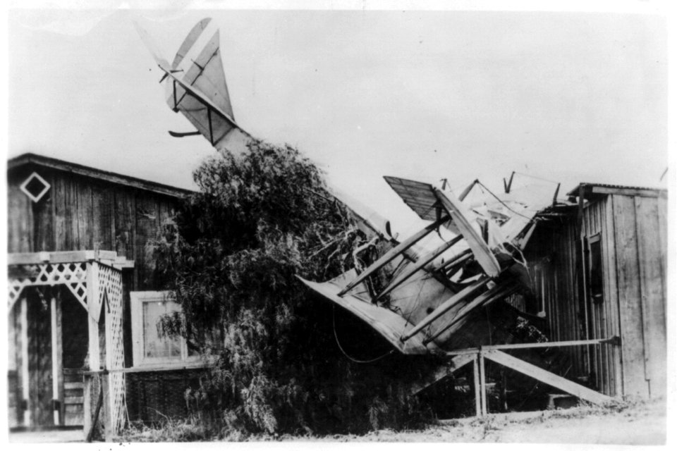 French bi-plane crashed into house, World War I LCCN2003671113