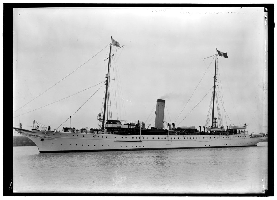 FRENCH COMMISSION TO U.S. ARRIVING AT NAVY YARD ON 'MAYFLOWER' LCCN2016867652
