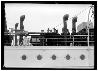 FRENCH COMMISSION TO U.S. ARRIVING AT NAVY YARD ON 'MAYFLOWER' LCCN2016867654