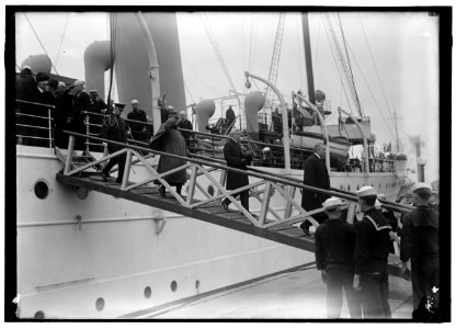 FRENCH COMMISSION TO U.S. ARRIVING AT NAVY YARD ON 'MAYFLOWER' LCCN2016867656
