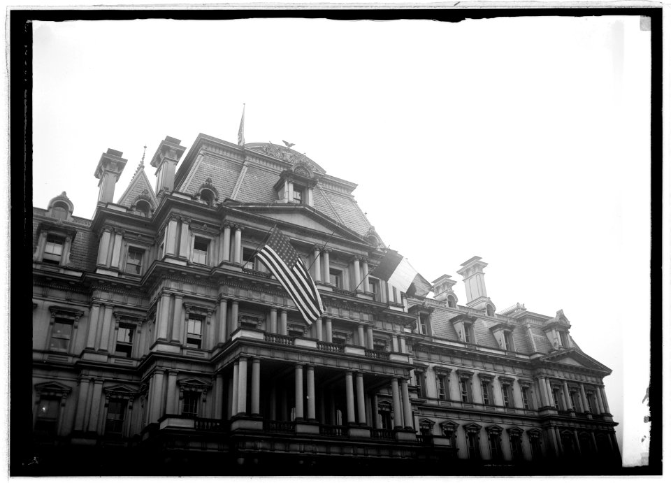 French flag at State Dept., 7-14-22 LCCN2016846555