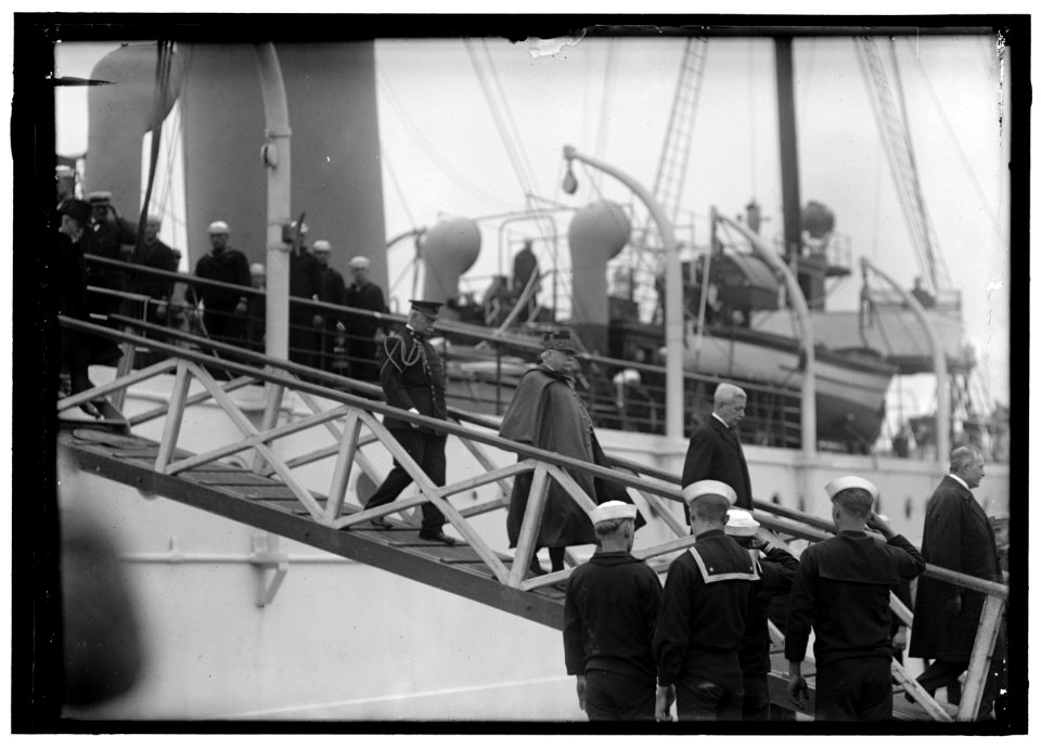 FRENCH COMMISSION TO U.S. ARRIVING AT NAVY YARD ON 'MAYFLOWER' LCCN2016867658
