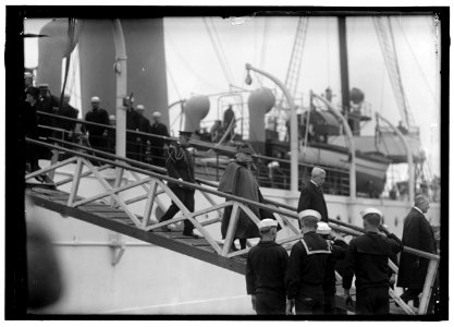 FRENCH COMMISSION TO U.S. ARRIVING AT NAVY YARD ON 'MAYFLOWER' LCCN2016867658