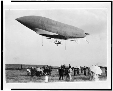French military dirigible République leaving Moisson for Chalais-Mendon LCCN96521020