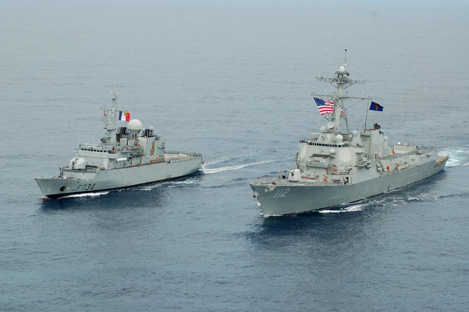 French frigate Vendemiaire (F734) with USS Michael Murphy (DDG-112) in the South China Sea 2014