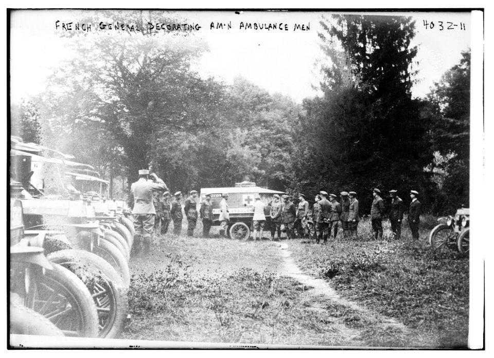 French Gen. decorating Am'n ambulance men LCCN2014703051