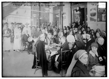 French Nurses at R.R. station, Geneva LCCN2014703305