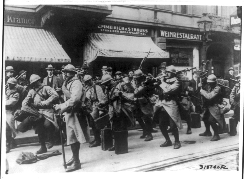 French machine gun squad in Duisburg, bound for guard duty in the Ruhr coal mines LCCN2005689464