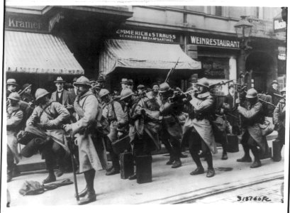 French machine gun squad in Duisburg, bound for guard duty in the Ruhr coal mines LCCN2005689464